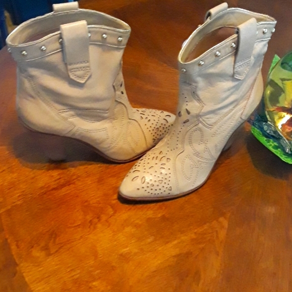 Size 8 Women's Spur Cow Booties - Picture 1 of 5